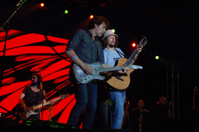 American singer-songwriter Jason Mraz (right) plays alongside his band’s guitarist at Rainbow Island Music and Camping on Nami Island, Saturday night.  Emma Kalka/The Korea Herald