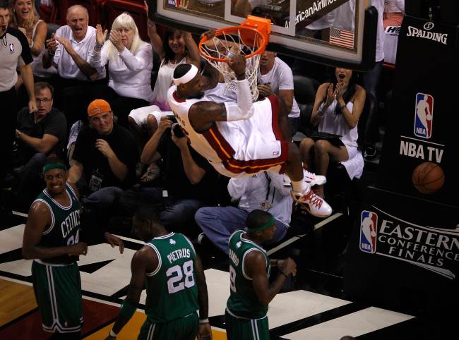 르브론 제임스 (Lebron James /농구선수/미국)
<YONHAP PHOTO-0465> MIAMI, FL - JUNE 09: LeBron James #6 of the Miami Heat dunks the ball in the second quarter while taking on the Boston Celtics in Game Seven of the Eastern Conference Finals in the 2012 NBA Playoffs on June 9, 2012 at American Airlines Arena in Miami, Florida. NOTE TO USER: User expressly acknowledges and agrees that, by downloading and or using this photograph, User is consenting to the terms and conditions of the Getty Images License Agreement. J. Meric/Getty Images/AFP== FOR NEWSPAPERS, INTERNET, TELCOS & TELEVISION USE ONLY ==../2012-06-10 11:13:03/ <저작권자 ⓒ 1980-2012 ㈜연합뉴스. 무단 전재 재배포 금지.>
Heat forward LeBron James dunks in the second quarter on Saturday.  AFP-Yonhap News