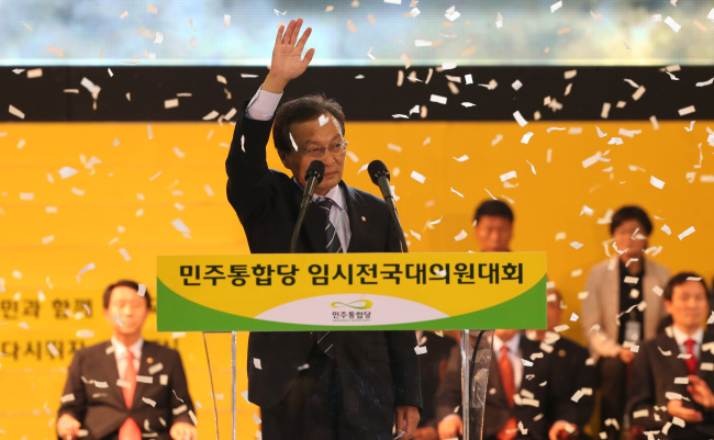 이해찬(국회의원, 전 정무직공무원)
Lee Hae-chan waves to party members after being elected chairman of the Democratic United Party at the party’s national convention held in KINTEX, Ilsan, on Saturday.  (Yonhap News Agency)