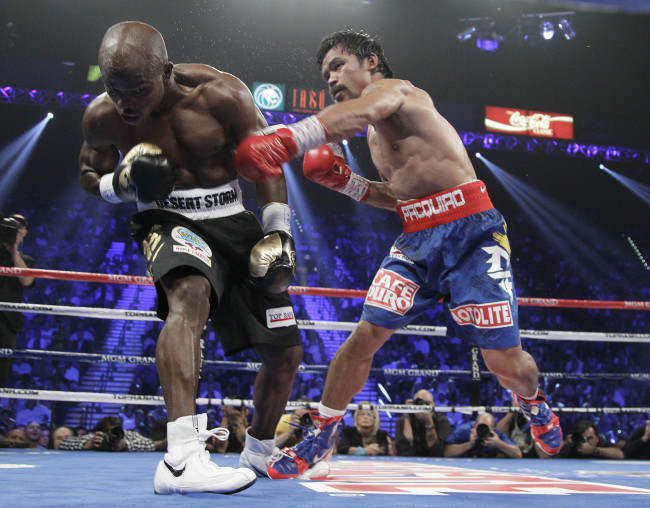 <YONHAP PHOTO-0602> Manny Pacquiao, from the Philippines, right, connects with a punch against Timothy Bradley, from Palm Springs, Calif., in the third round of their WBO welterweight title fight Saturday, June 9, 2012, in Las Vegas. (AP Photo/Julie Jacobson)/2012-06-10 13:32:41/ <저작권자 ⓒ 1980-2012 ㈜연합뉴스. 무단 전재 재배포 금지.>
Manny Pacquiao (right) connects with a punch against Timothy Bradley on Saturday.  AP-Yonhap News