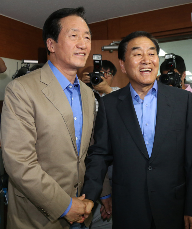 정몽준(국회의원)/이재오(국회의원, 전 정무직 공무원)
Saenuri Party’s presidential candidates Chung Mong-joon (left) and Lee Jae-oh at the party’s headquarters in Yeouido, Seoul, Sunday.  (Yonhap News)
