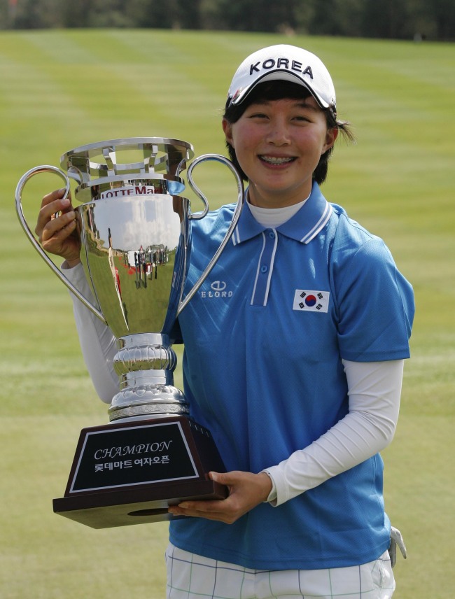 김효주(골퍼)
In a file photo, Kim Hyo-ju, 17, holds up the trophy after winning the Lotte Mart Ladies Open in April. On Sunday Kim won the Suntory Ladies Open, an annual golf tournament on the LPGA of Japan Tour, with  17- under-par 271. She became the youngest winner of the tournament and added one more victory to Korean female golfers’ 16 winnings on the JLPGA Tour so far. The prize money of 18 million yen went to the second place winner as Kim is an amateur player and thus not qualified to claim prize money.
　