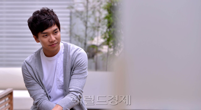 이승기 인터뷰.<br />이상섭 기자. babtong2heraldm.com 2012.06.08
이승기 인터뷰.
이상섭 기자. babtong2heraldm.com 2012.06.08