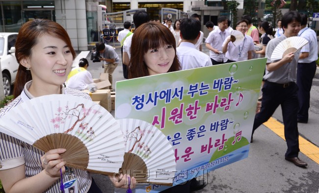 연일 무더운 날씨가 이어지고 있는 가운데 행정안전부가 11일 오전 세종로 정부청사에서 입주처 공무원과 방문객을 대상으로 하절기 에너지절감을 위한 부채 나눔 캠페인을 실시하고 있다. 박해묵 기자/mook@heraldm.com
연일 무더운 날씨가 이어지고 있는 가운데 행정안전부가 11일 오전 세종로 정부청사에서 입주처 공무원과 방문객을 대상으로 하절기 에너지 절감을 위한 부채 나눔 캠페인을 실시하고 있다.   박해묵 기자/mook@heraldm.com