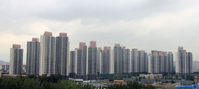 정부의 ‘5ㆍ10 부동산 대책’이 발표된 지 한달이 지났지만 부동산 시장에선 강남권을 중심으로 도리어 매수세가 자취를 감추며 주택 시세가 하락하는 모습을 연출하고 있다. 사진은 강남의 대표적 랜드마크 단지인 반포 래미안 퍼스티지 전경.