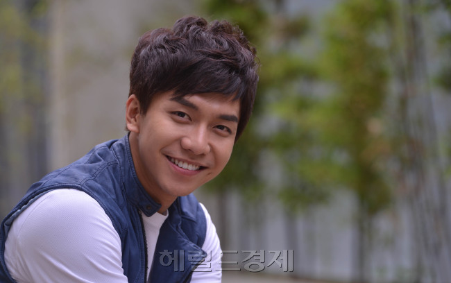 이승기 인터뷰.<br />이상섭 기자. babtong2heraldm.com 2012.06.08
이승기 인터뷰.
이상섭 기자. babtong2heraldm.com 2012.06.08