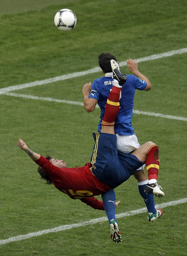 Spain’s Sergio Ramos attempts a shot on goal against Italy.
(AP-Yonhap News)