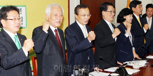 민주통합당 이해찬 대표외 최고위원들이 11일 국회에서 첫  회의를 하며 정권재창출을 다짐하고 있다. 박현구 기자phko@heraldm.com 2012,06.11
이해찬 민주통합당 신임대표가 11일 최고위원회를 첫 주재한 자리에서 “다같이 일어나서 마음을 모으는 결의를 다지겠다”면서 “제가 정권하면 교체 세 번하세요”라고 긴급 제안했다. 이 대표가 “정권”하자 나머지 최고위원들이 주먹을 쥐고 “교체, 교체, 교체”를 외쳤다.  박현구 기자/phko@heraldm.com