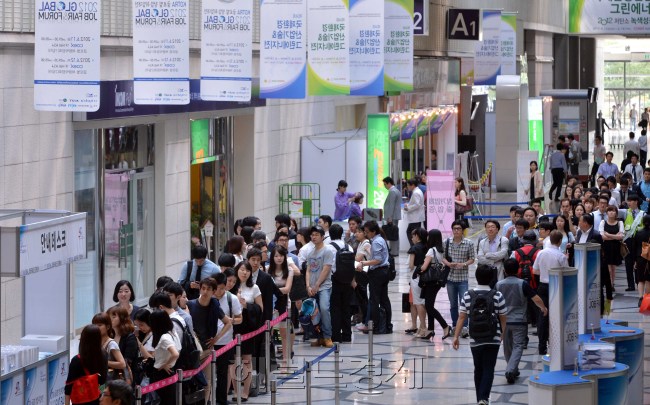 11일 오전 삼성동 코엑스에서 해외 창업과 취업 정보를 한 눈에 볼 수 있는 코트라 주최로 '2012 글로벌 창업·취업대전'이 11일 이틀 일정으로 열렸다. 지식경제부와 코트라는 최근 어려워지고 있는 국내 취업문제에 대해 해외취업·해외창업·외국인 투자기업 취업 등 세계 기업을 통한 적극적인 해법을 제공하기 위해 이번 행사를 마련했다. 이외에도 창업포럼, 창업박람회 등 다양한 행사가 마련됐다.<br />이상섭 기자. babtong@heraldm.com 2012.06.11
11일 오전 삼성동 코엑스에서 해외 창업과 취업 정보를 한 눈에 볼 수 있는 코트라 주최로 '2012 글로벌 창업·취업대전'이 11일 이틀 일정으로 열렸다. 지식경제부와 코트라는 최근 어려워지고 있는 국내 취업문제에 대해 해외취업·해외창업·외국인 투자기업 취업 등 세계 기업을 통한 적극적인 해법을 제공하기 위해 이번 행사를 마련했다. 이외에도 창업포럼, 창업박람회 등 다양한 행사가 마련됐다.
이상섭 기자. babtong@heraldm.com 2012.06.11
11일 오전 삼성동 코엑스에서 해외 창업과 취업 정보를 한 눈에 볼 수 있는 코트라 주최로 '2012 글로벌 창업·취업대전'이 11일 이틀 일정으로 열렸다. 지식경제부와 코트라는 최근 어려워지고 있는 국내 취업문제에 대해 해외취업·해외창업·외국인 투자기업 취업 등 세계 기업을 통한 적극적인 해법을 제공하기 위해 이번 행사를 마련했다. 이외에도 창업포럼, 창업박람회 등 다양한 행사가 마련됐다.
이상섭 기자. babtong@heraldm.com 2012.06.11
지식경제부가 주최하고 코트라 등이 주관한 ‘2012 Global 창업ㆍ취업대전’이 11일 서울 삼성동 코엑스에서 개막됐다. 이번 박람회에는 국내외 기업 123개사가 참여해 글로벌 인재 채용에 나선다. 사진은 구직자들이 관련 자료를 받기 위해 길게 줄을 서 있는 모습.    이상섭 기자/babtong@heraldm.com