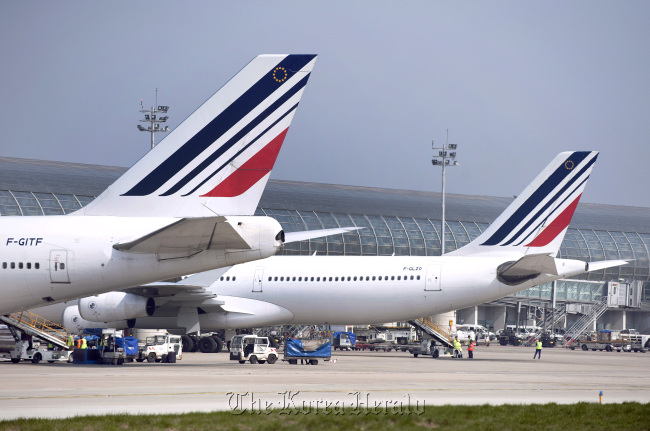 Air France aircraft, part of the Air France-KLM Group, are seen on the tarmac at Roissy Charles de Gaulle airport in Paris.  Bloomberg