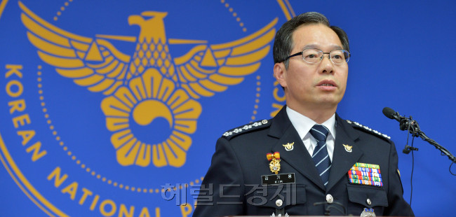 11일 김기용 경찰청장이 경찰청 브리핑룸에서 경찰 쇄신안에 대해 기자회견을 하고 있다.<br />김명섭 기자 msiron@
11일 김기용 경찰청장이 경찰청 브리핑룸에서 경찰 쇄신안에 대해 기자회견을 하고 있다.
김명섭 기자 msiron@
경찰이 쇄신안을 발표했다. 부패비리를 척결하고, 오로지 국민 안전 확보에 온 힘을 쏟겠다는 것이 핵심이다. 김기용 경찰청장이 11일 오전 경찰청 브리핑룸에서 쇄신안을 발표하고 있다. 김 청장은 “조직ㆍ갈취ㆍ주취ㆍ학교ㆍ성폭력 등 5대 폭력범죄에 강력히 대처해 나갈 것”이라고 말했다. 	 김명섭 기자/msiron@heraldm.com