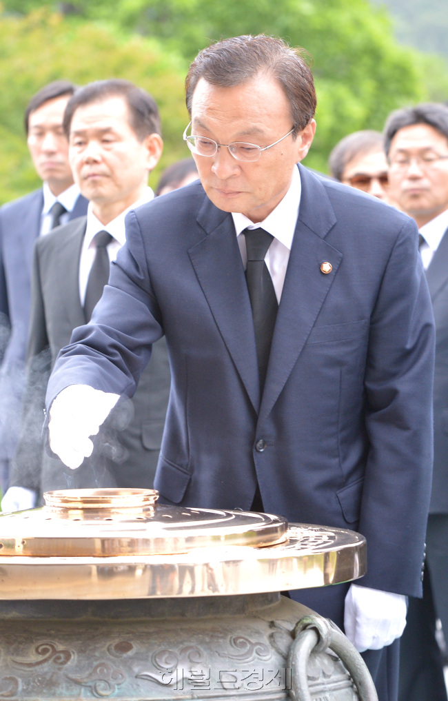 Democratic United Party leader Lee Hae-chan visits the National Cemetery in Seoul on Monday.  Park Hyun-koo/The Korea Herald