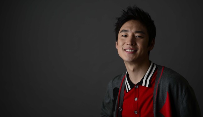 Actor Lee Je-hoon poses for a photo prior to an interview with The Korea Herald on Friday.  Park Hae-mook/The Korea Herald