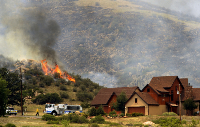 Poudre Fire Authority crews battle a wildfire in a mountainous area about 15 miles west of Fort Collins, Colorado on Sunday.
(AP-Yonhap News)