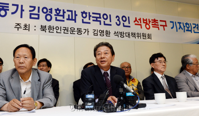 A group of civic activists, politicians and scholars speak at a news conference in Seoul on May 22 to urge China to release Kim Young-hwan and three other human rights activists. (Park Hyun-koo/The Korea Herald)