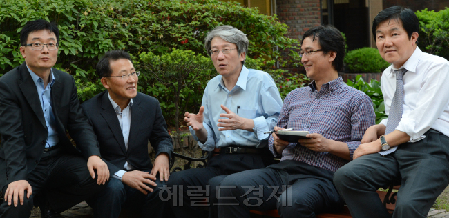 부자경제학 좌담회.<br />정희조 기자/checho@heraldm.com 120518
부자경제학 좌담회.
정희조 기자/checho@heraldm.com 120518
부자경제학 좌담회.
정희조 기자/checho@heraldm.com 120518