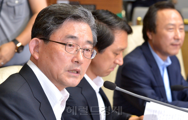 새누리당 이한구 원내대표 주재로 12일 국회에서 대책회의를 하고 있다. 박현구 기자phko@heraldm.com 2012.06.12
새누리당이 연일 청와대와 선 긋기를 하고 있다. 12일 열린 원내대책회의에서 이한구 원내대표는 “곧 민간인 불법사찰 방지를 위한 법안도 완성돼 제출할 예정”이라고 밝혔다. 13일 민간인 불법사찰과 관련한 검찰 수사결과 발표를 염두에 둔 발언이다.  박현구 기자/phko@heraldm.com