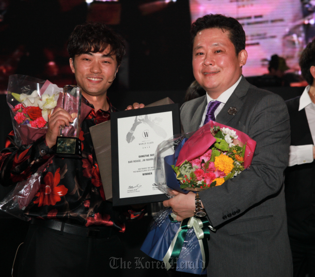 Diageo Reserve World Class Korea 2012 winner Andy Seo (left) accepts his award from Diageo Korea CEO and president Kim Jong-woo at Club Octagon in Seoul on Monday.  Diageo Korea
