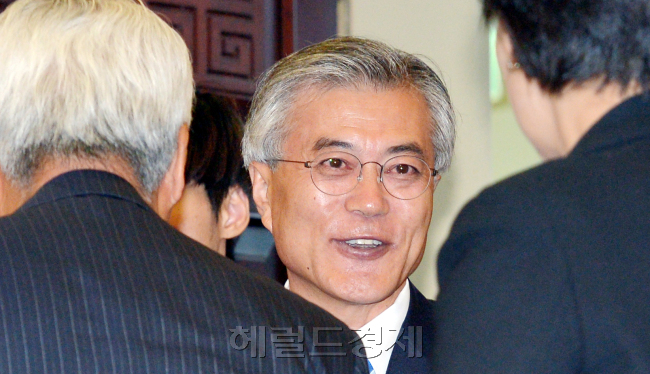 민주통합당 문재인 상임고문이 12일 국회에서 정치개혁모임 초청 강연을 하고 있다. 박현구 기자phko@heraldm.com 2012.06.12
문재인 민주통합당 상임고문이 12일 국회에서 열린 정치개혁 모임 초청 강연에 참석해 “민주당에서 가장 지지율이 높은 후보”라고 자신감을 피력하면서 “안철수 원장에게도 질 수가 없다”고 말했다.  박현구 기자/phko@