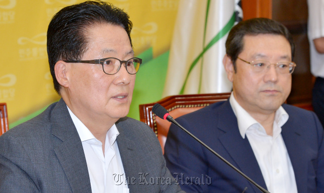 민주통합당 박지원 원내대표가 12일 국회에서 대책회의를 주재하러 들어서고 있다. 박현구 기자phko@heraldm.com 2012.06.12