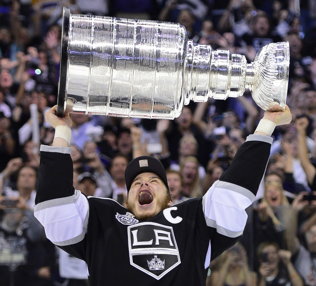 Los Angeles Kings captain Dustin Brown hoists the Stanley Cup.  (AP-Yonhap News)