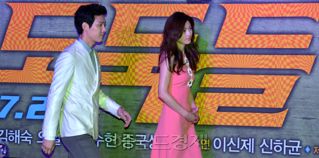 영화 '도둑들' 제작보고회가 12일 서울 소공동 조선호텔에서 열려 배우 이정재와 전지현씨가 발표회장으로 들어오고 있다.<br />김명섭 기자 msiron@
영화 '도둑들' 제작보고회가 12일 서울 소공동 조선호텔에서 열려 배우 이정재와 전지현씨가 발표회장으로 들어오고 있다.
김명섭 기자 msiron@