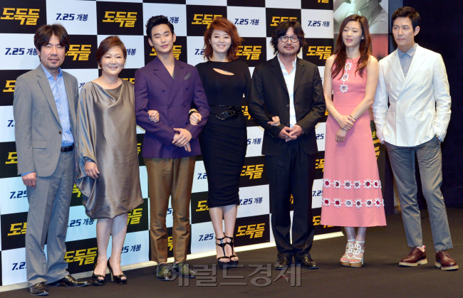 영화 '도둑들' 제작보고회가 12일 서울 소공동 조선호텔에서 열려 배우 오달수, 김수현, 김해숙, 김혜수, 김윤석, 전지현, 이정재씨가 포즈를 취하고 있다.<br />김명섭 기자 msiron@
영화 '도둑들' 제작보고회가 12일 서울 소공동 조선호텔에서 열려 배우 오달수, 김수현, 김해숙, 김혜수, 김윤석, 전지현, 이정재씨가 포즈를 취하고 있다.
김명섭 기자 msiron@
