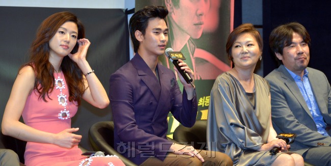영화 '도둑들' 제작보고회가 12일 서울 소공동 조선호텔에서 열려 배우 김수혀씨가 기자들 질문에 답하고 있다.<br />김명섭 기자 msiron@
영화 '도둑들' 제작보고회가 12일 서울 소공동 조선호텔에서 열려 배우 김수혀씨가 기자들 질문에 답하고 있다.
김명섭 기자 msiron@