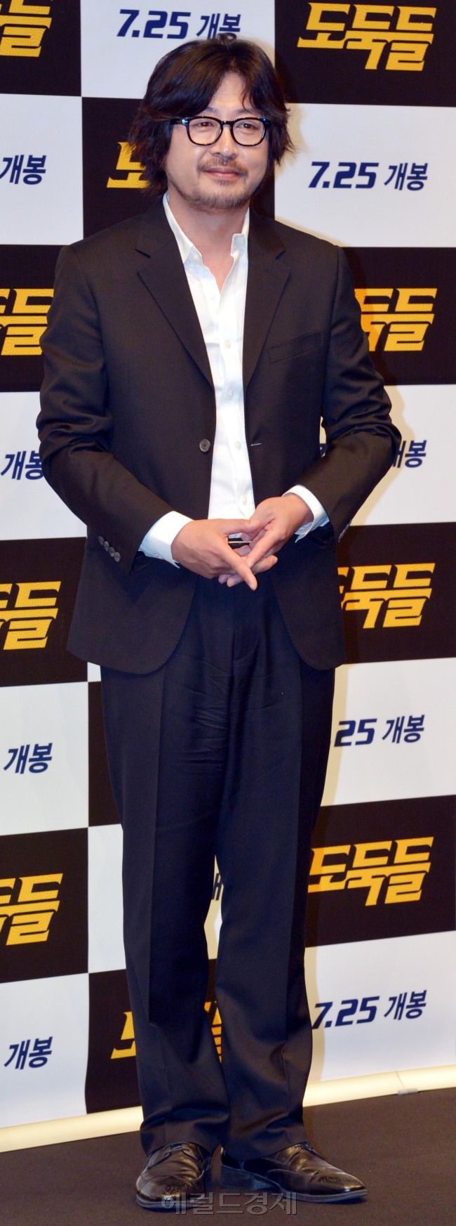 영화 '도둑들' 제작보고회가 12일 서울 소공동 조선호텔에서 열려 배우 김윤석씨가 포즈를 취하고 있다.<br />김명섭 기자 msiron@
영화 '도둑들' 제작보고회가 12일 서울 소공동 조선호텔에서 열려 배우 김윤석씨가 포즈를 취하고 있다.
김명섭 기자 msiron@