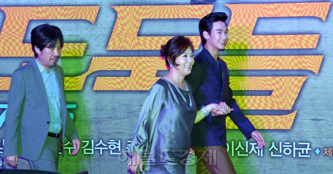 영화 '도둑들' 제작보고회가 12일 서울 소공동 조선호텔에서 열려 배우 김해숙, 김수현, 오달수씨가 발표회장으로 들어오고 있다.<br />김명섭 기자 msiron@
영화 '도둑들' 제작보고회가 12일 서울 소공동 조선호텔에서 열려 배우 김해숙, 김수현, 오달수씨가 발표회장으로 들어오고 있다.
김명섭 기자 msiron@