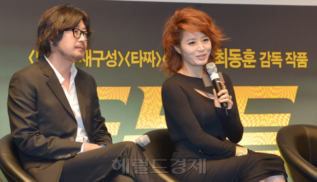 영화 '도둑들' 제작보고회가 12일 서울 소공동 조선호텔에서 열려 배우 김혜수가 기자들 질문에 답하고 있다.<br />김명섭 기자 msiron@
영화 '도둑들' 제작보고회가 12일 서울 소공동 조선호텔에서 열려 배우 김혜수가 기자들 질문에 답하고 있다.
김명섭 기자 msiron@