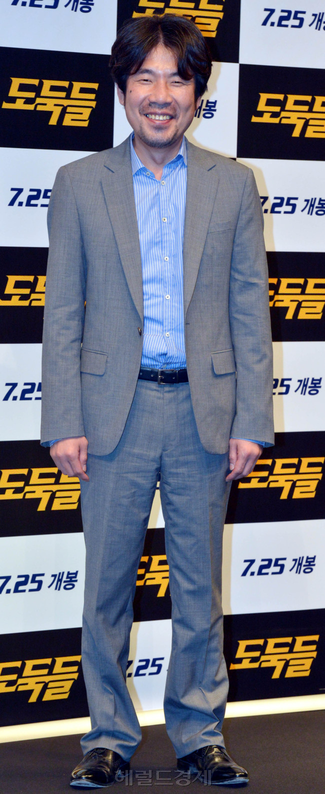 영화 '도둑들' 제작보고회가 12일 서울 소공동 조선호텔에서 열려 배우 오달수씨가 포즈를 취하고 있다.<br />김명섭 기자 msiron@
영화 '도둑들' 제작보고회가 12일 서울 소공동 조선호텔에서 열려 배우 오달수씨가 포즈를 취하고 있다.
김명섭 기자 msiron@