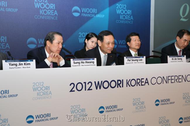Woori Financial Group chairman & CEO Lee Pal-seung (second from left) speaks during the 2012 Woori Korea Conference held on Monday at Chancery Court Hotel in London, Britain.     (Woori Financial)