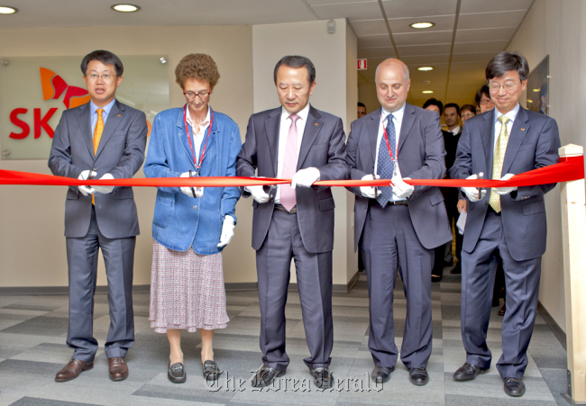 SK Hynix CEO Kwon Oh-chul (center) and other executives attend a ceremony to open the SK Hynix S.r.I. in Italy, its research and development center in the European region on Monday. The South Korean chipmaker acquired Italian NAND flash developer Ideaflash S.r.l. and turned it into an R&D center.  SK Hynix