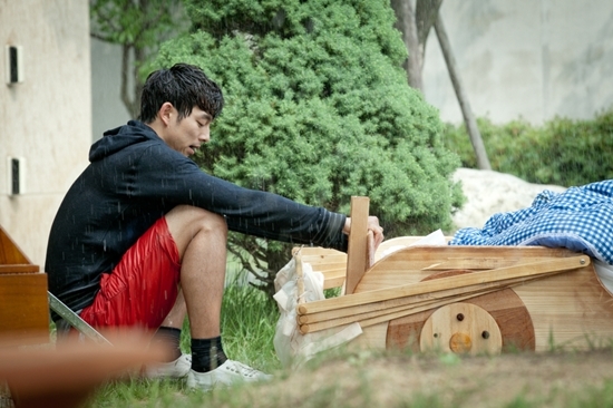 공유(탤런트, 영화배우)
6월 12일 오후 KBS2 월화드라마 ‘빅’(극본 홍정은 홍미란, 연출 지병현 김성윤) 제작사 측은 빗속에 외롭게 비를 맞으며 주저앉아 있는 공유의 모습을 공개했다.
