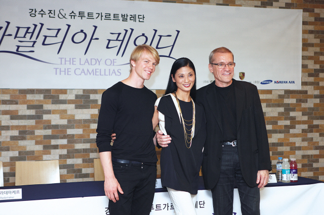 Kang Sue-jin (center) poses with her dance partner Marjin Rademaker (left) and artistic director Reid Anderson at a press conference in Seoul on Monday.  (Credia)