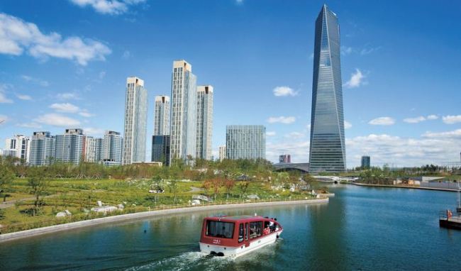 A water taxi cruises round Songdo Central Park in Songdo International City.    (Incheon FEZ)