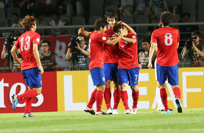 Midfielder Kim Bo-kyung (second from right) celebrates with teammates after his first goal on Tuesday. Yonhap News