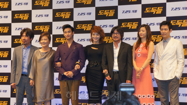 ‘드림팀’, 관객 마음 훔칠까. 오달수, 김해숙, 김수현, 김혜수, 김윤석, 전지현, 이정재 등이 출연한 영화 ’도둑들’의 제작보고회가 열려 화려한 캐스팅의 위용을 과시했다.    김명섭 기자/msiron@heraldm.com