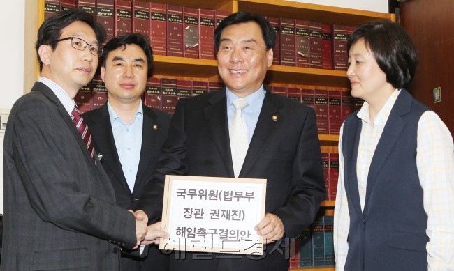 12일 민주통합당 박영선, 박기춘, 윤관석 의원(오른쪽부터)이 권재진 법무부 장관의 해임을 촉구하는 결의안을 제출하고 있다.박현구 기자phko@heraldm.com 2012.06.13
12일 민주통합당 박영선, 박기춘, 윤관석 의원(오른쪽부터)이 권재진 법무부 장관의 해임을 촉구하는 결의안을 제출하고 있다.박현구 기자phko@heraldm.com 2012.06.13
이명박 대통령의 내곡동 사저 부지와 관련한 검찰수사가 미진하다는 비판이 강하게 제기되고 있는 가운데 민주통합당 박영선(오른쪽부터), 박기춘, 윤관석 의원이 12일 권재진 법무부 장관의 해임을 촉구하는 결의안을 제출하고 있다.  박현구 기자/phko@heraldm.com