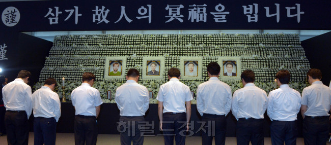 삼성물산 직원들이 13일 오전  서울 서초동 삼성물산 본사에 마련된 페루 헬기 참사로 사망한 삼성물산 직원들 분향소를 찾아 조문을 하고 있다.<br />김명섭 기자 msiron@
“자원전사(戰士)들이여, 고이 잠드소서.” 삼성이 13일 슬픔에 잠겼다. 삼성은 삼성물산 서초동 본사 1층에 페루에서 헬기 추락 사고로 사망한 직원 4명의 합동분향소를 마련했다. 페루에서 순직한 사우들의 숭고한 희생정신을 기리기 위해 분향소를 설치한 것이다. 분향소에는 삼성물산은 물론 삼성 계열사 동료직원들의 조문이 줄을 이었다. 최지성 미래전략실장 등 삼성 사장단 40여명 역시 이날 사장단회의를 끝내고 곧장 합동 분향했다.  김명섭 기자/msiron@heraldm.com