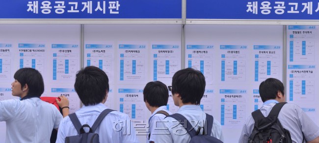 5일 오전 서울시 성동구소재 성동공업고등학교에서 SK텔레콤등 SK그룹 4개 계열사와 중소기업 50여업체가 참가한 가운데 서울시고졸인턴채용 박람회가 열렸다.<br />이상섭 기자. babtong@heraldm.com 2012.06.05
5일 오전 서울시 성동구소재 성동공업고등학교에서 SK텔레콤등 SK그룹 4개 계열사와 중소기업 50여업체가 참가한 가운데 서울시고졸인턴채용 박람회가 열렸다.
이상섭 기자. babtong@heraldm.com 2012.06.05
