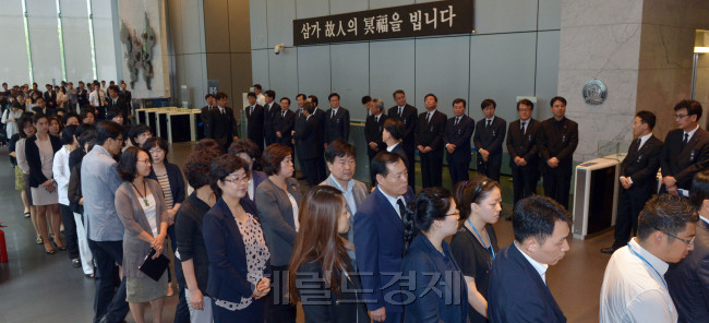 삼성물산 직원들이 13일 오전  서울 서초동 삼성물산 본사에 마련된 페루 헬기 참사로 사망한 삼성물산 직원들 분향소를 찾아 조문을 하고 있다.<br />김명섭 기자 msiron@
삼성물산 직원들이 13일 오전  서울 서초동 삼성물산 본사에 마련된 페루 헬기 참사로 사망한 삼성물산 직원들 분향소를 찾아 조문을 하고 있다.
김명섭 기자 msiron@