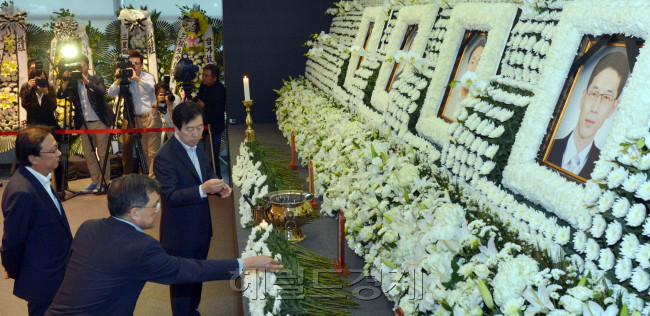 최지성 삼성 부회장 등 사장단들이 13일 오전 수요 사장단 회의를 마치고 서울 서초동 삼성물산 본사에 마련된 페루 헬기 참사로 사망한 삼성물산 직원들 분향소를 찾아 조문을 하고 나오고 있다.<br />김명섭 기자 msiron@
최지성 삼성 부회장 등 사장단들이 13일 오전 수요 사장단 회의를 마치고 서울 서초동 삼성물산 본사에 마련된 페루 헬기 참사로 사망한 삼성물산 직원들 분향소를 찾아 조문을 하고 나오고 있다.
김명섭 기자 msiron@