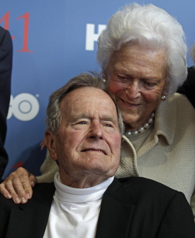 Former U.S. President George H.W. Bush and his wife Barbara arrive for the premiere of HBO’s new documentary about his life in Kennebunkport, Maine, Tuesday.   AP-Yonhap News