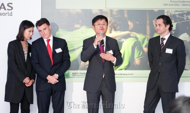 Choi Hyung-ho (second from right), chief executive of BNP Paribas Securities Korea, speaks at a press conference in Seoul on Wednesday. Joris Dierckx (right), country head for Korea and general manager of BNP Paribas Seoul branch, and Renaud Meary (third from right), head of structured equity, Asia-Pacific at BNP Paribas Global Equities and Commodity Derivatives, also attended.     (BNP Paribas)
