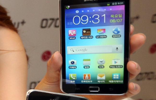 (Yonhap News)
School to give smartphones to students