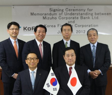 앞줄 왼쪽부터 진영욱 사장,  사토 야스히로 행장.