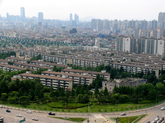 서울시가 가락시영아파트에도 소형비율 30%를 권고하면서 가락시영 재건축 사업이 중대한 갈림길에 섰다. 조합은 행정소송과 협상 등 모든 가능성을 열어 놓고 재건축 사업에 대한 전면적인 검토 작업에 돌입했다. 사진은 가락시영아파트 전경.