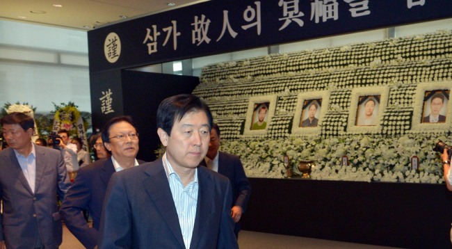 Samsung Group's new corporate strategy office chief Choi Gee-sung and other executives come out after paying their respects at an altar installed at the group's main office in southern Seoul on Wednesday to commemorate the employees who died in a Peruvian helicopter crash on June 9. Three Samsung C&T employees were aboard the doomed flight. (Kim Myung-sub/The Korea Herald)